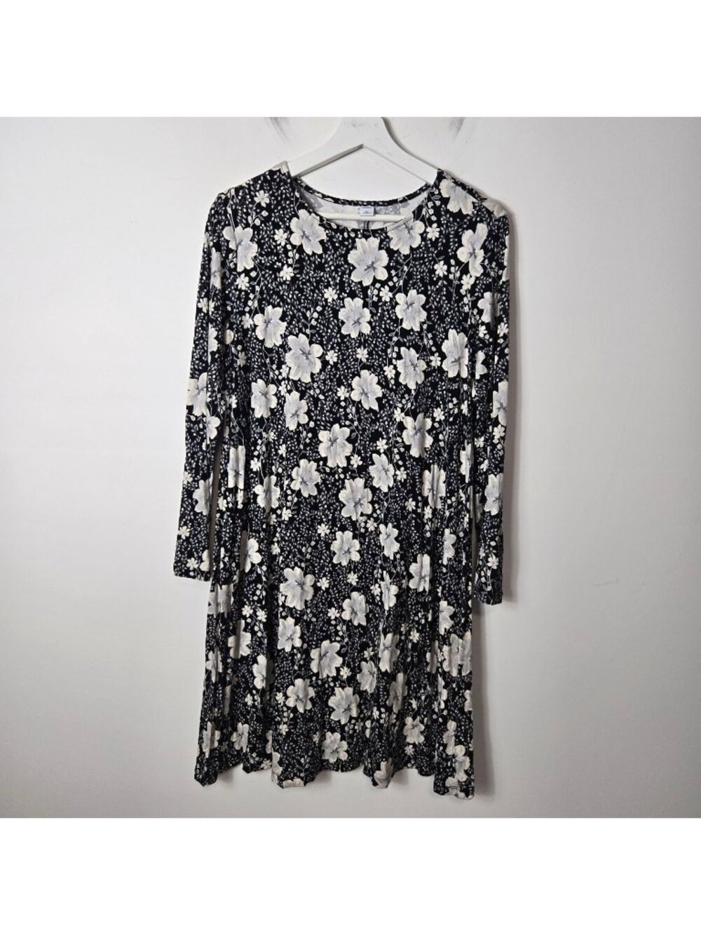 Old Navy Size M Jersey Knit Swing Dress Whimsical Black White Floral Long Sleeve